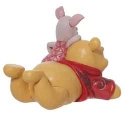 Enesco Disney - Winnie The Pooh - Figurine 13 Cm - Showcase Collection - Traditions - Pooh And Piglet 7 Enesco Disney - Winnie The Pooh - Figurine 13 Cm - Showcase Collection - Traditions - Pooh And Piglet -Cineverse Promos Magasin 0028399340033 003.jpg